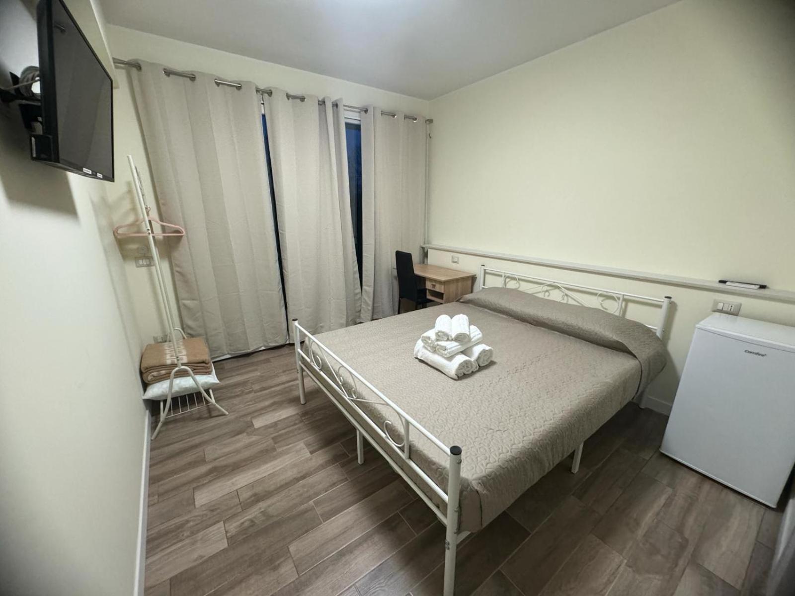 Park 20 Guest House Azzate Экстерьер фото